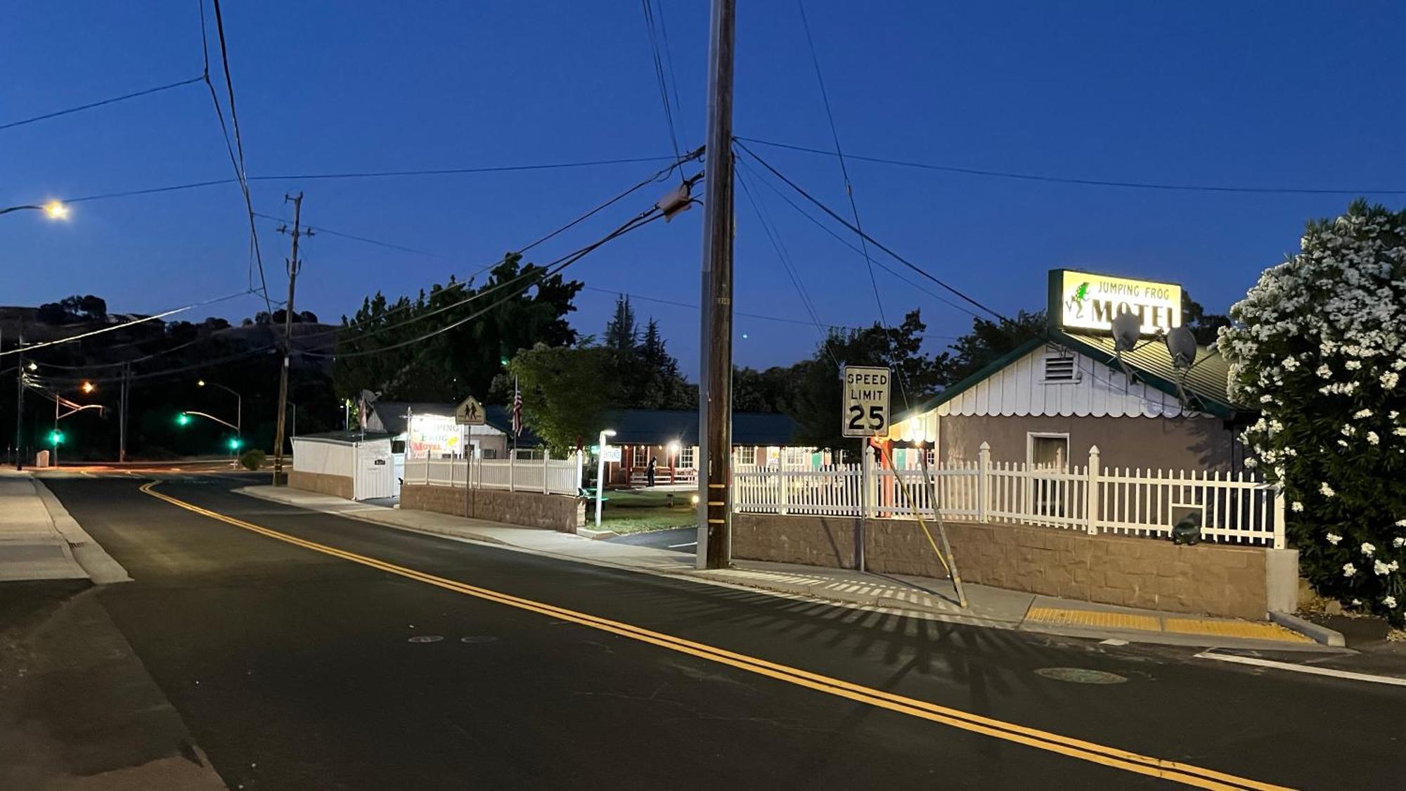 Jumping Frog Motel Енджелс Кемп Екстер'єр фото